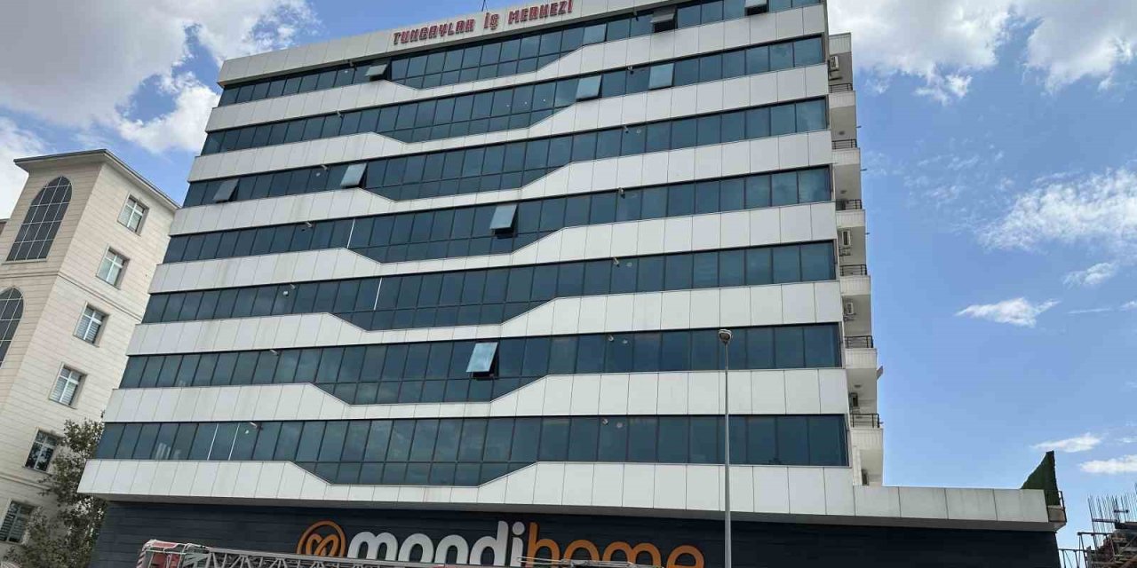 Binanın tepesinden atlamak isteyen şahıs ikna edildi