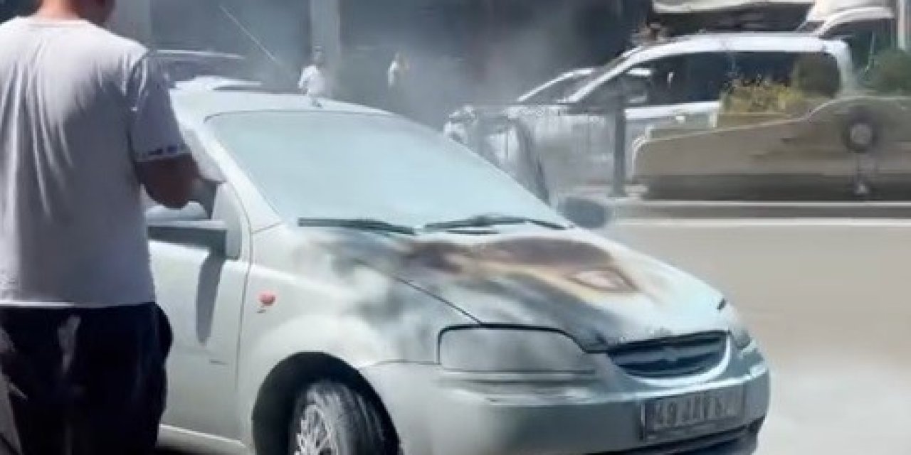 Motor kısmı alev alan otomobil söndürüldü