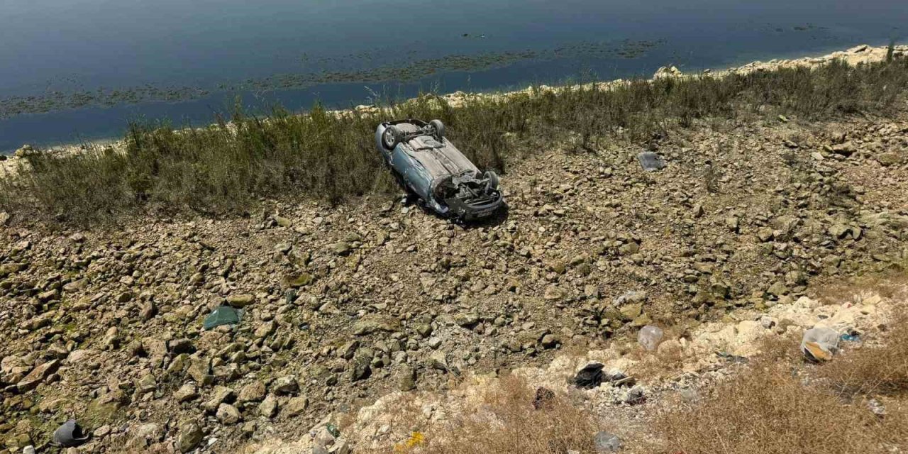 Şanlıurfa’da otomobil 5 metrelik şarampole devrildi