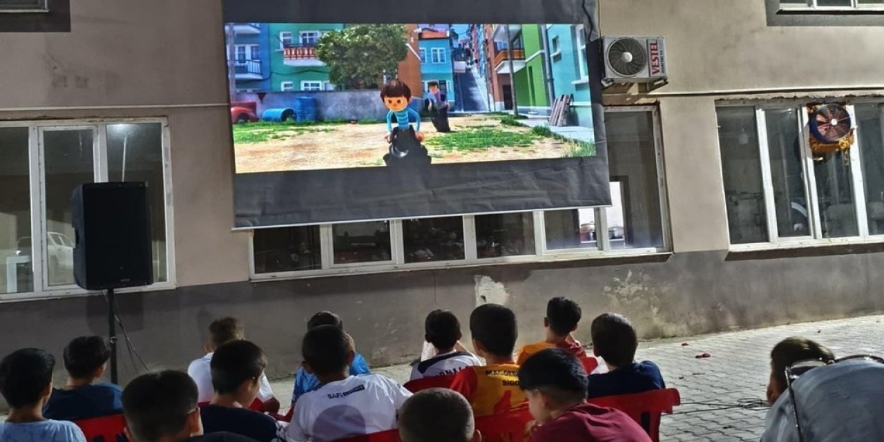 Şırnak’ta "Seyyar Sinema" projesi çocukların yüzünü güldürdü