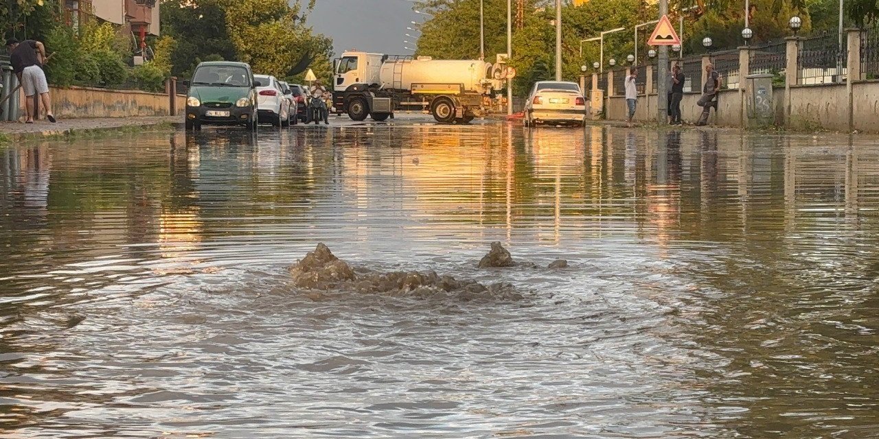Erzincan’da sağanak ve fırtına hayatı olumsuz etkiledi