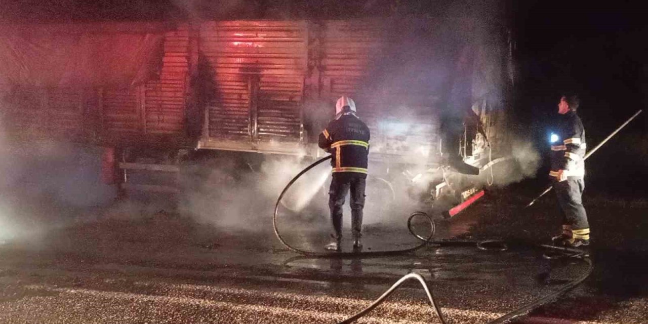 Siirt-Baykan karayolu buğday yüklü tır seyir halindeyken yandı