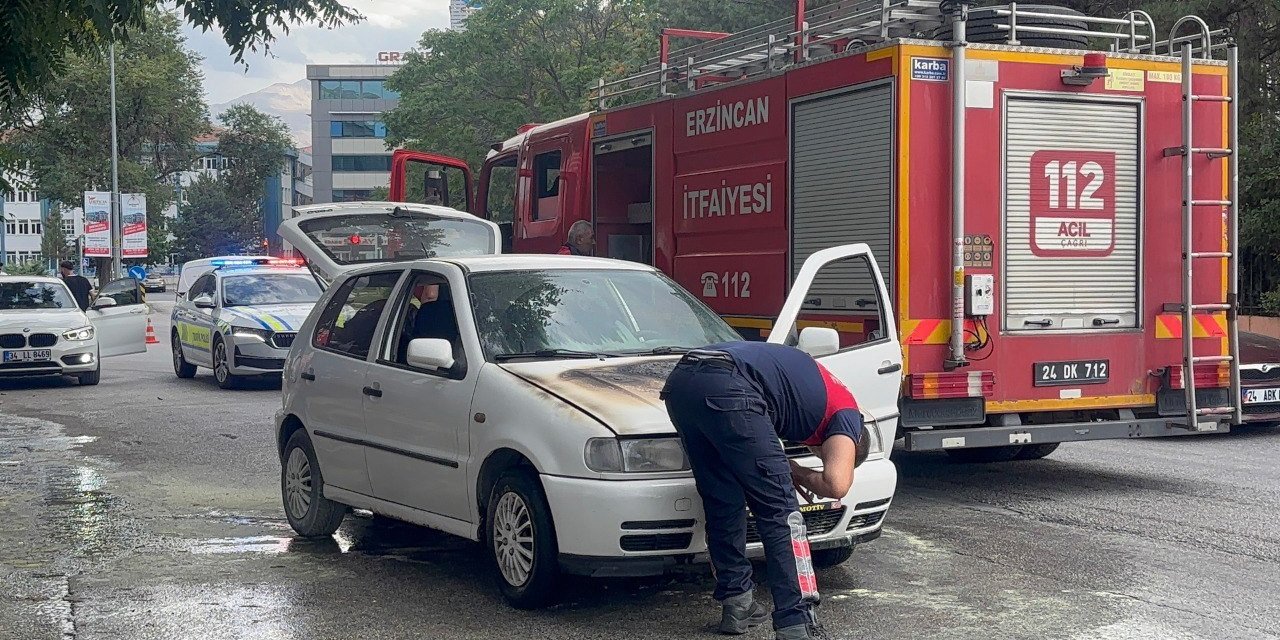 Erzincan’da seyir halindeki araç alev aldı
