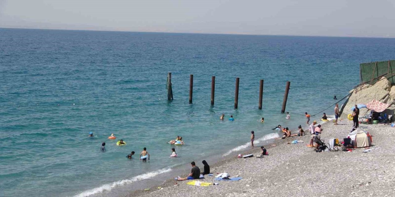 Van Gölü mavi bayraklı plajıyla tatilcilerin akınına uğradı