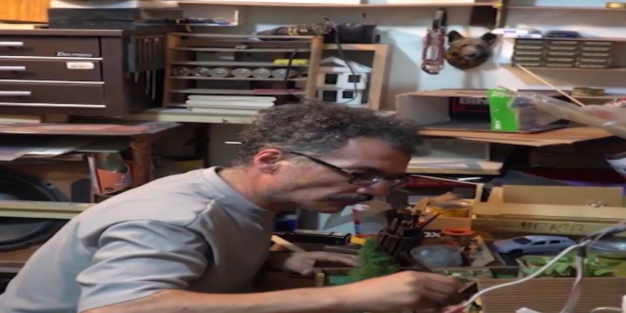 Erzincan'da atık tahtaları maketten eserlere dönüştürüyor