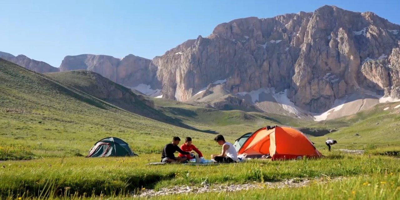 Hava sıcaklığı 40 dereceyi bulunca Erzincanlılar dağlarda serinliyor
