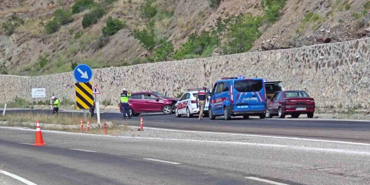 Erzurum'da direksiyon hakimiyetini kaybeden sürücü duvara çarptı
