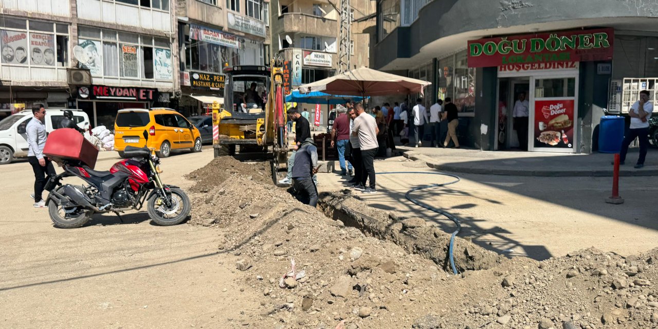 Yüksekova Özgürlük Meydanı’nda elektrik altyapı çalışmaları devam ediyor