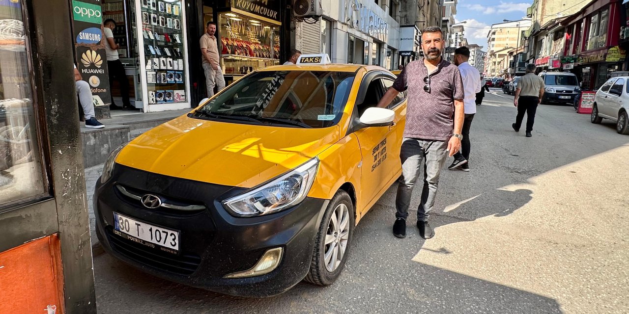 Yüksekova’da taksicilik yapan Özkesici, POS cihazı ile hizmet veriyor
