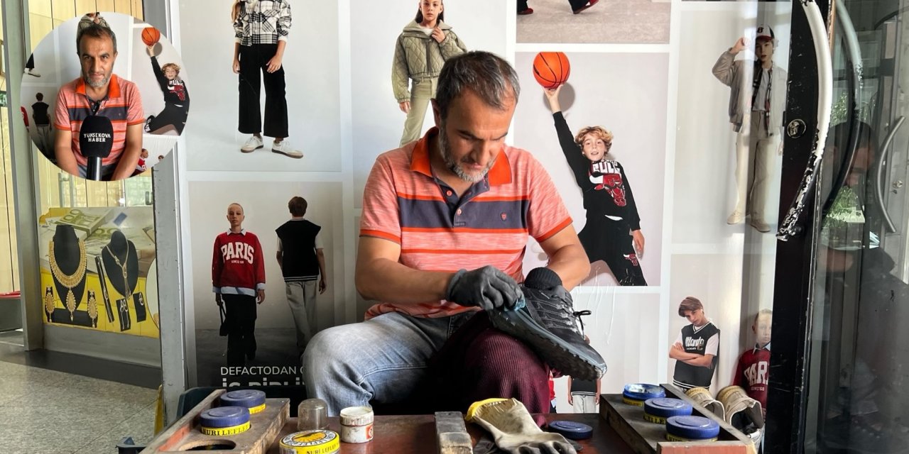 Hem özel gereksinimli çocuğuna bakıyor hem de ayakkabı boyacılığı yapıyor