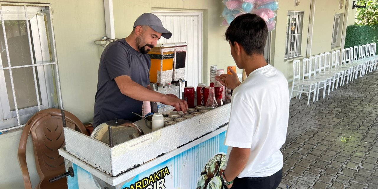 Ekmeğini düğünlerden çıkarıyor