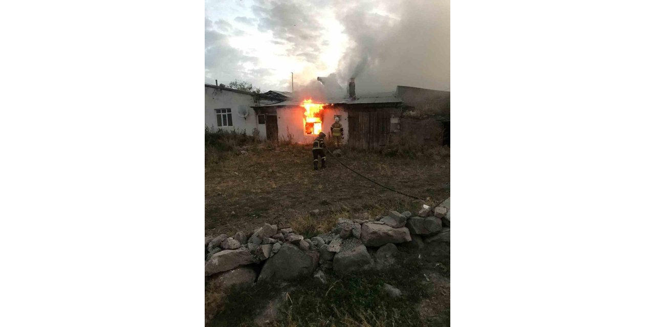 Kars’ta bilinmeyen bir sebepten dolayı çıkan ev yangını söndürüldü