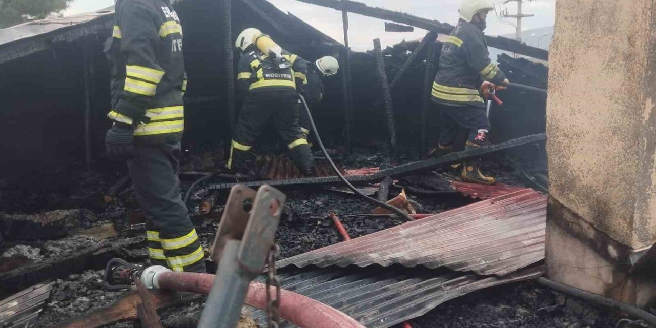 Erzincan’da iki katlı evin çatısı kül oldu