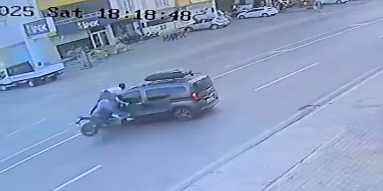Kaza yapan motosikletteki yolcu, havada üç takla attı