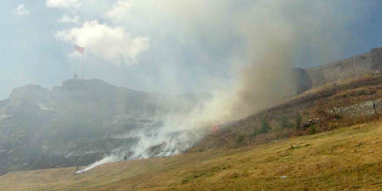 Kars Kalesi’nin eteklerinde anız yangını