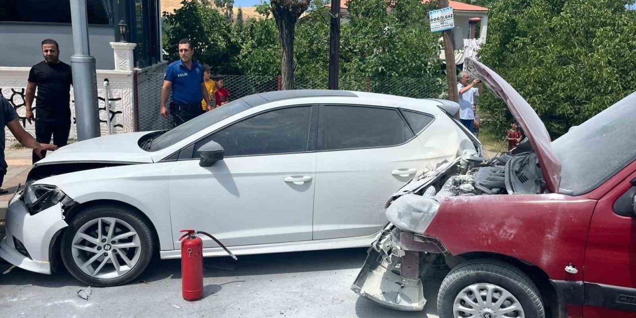 Gevaş’ta zincirleme kaza: 1kişi yaralandı