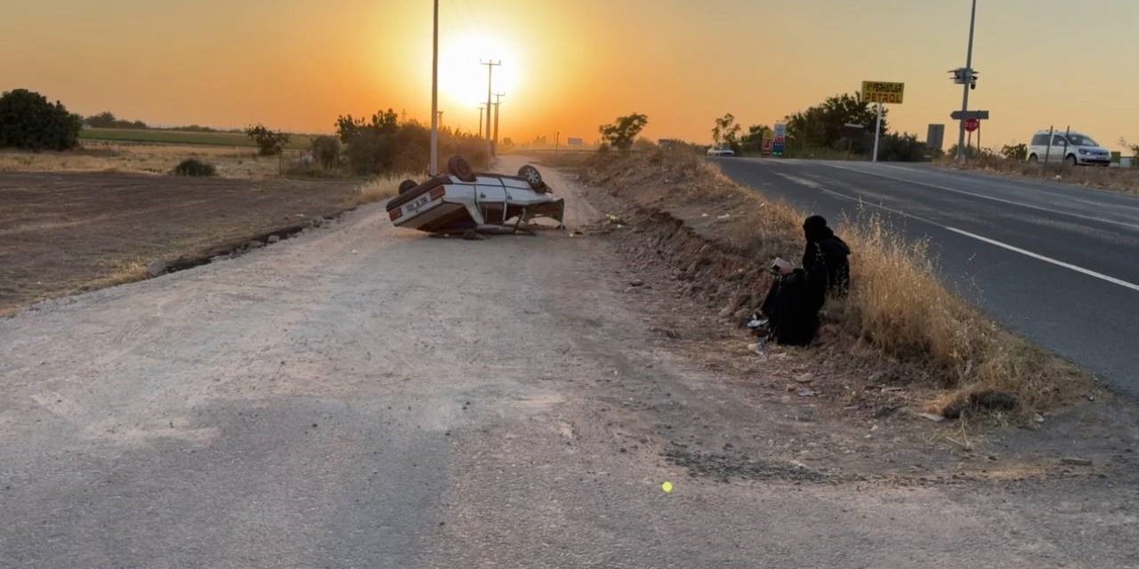 Şanlıurfa'da ters dönen araçtan çıkan kadın oturup Kuran’ı Kerim okudu