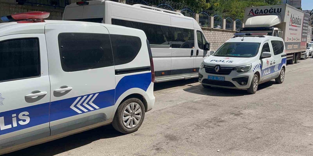 Elazığ'da bir kişi silahını temizlerken kendini vurdu