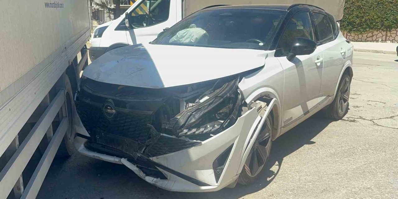 Otomobil ile kamyon çarpıştı: 1 kişi yaralandı