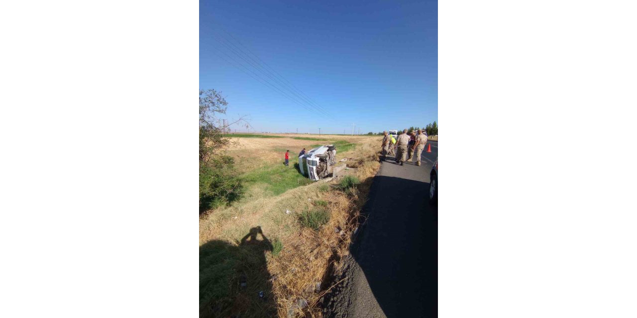 Diyarbakır’da minibüs yol kenarına devrildi: 1 kişi yaralandı