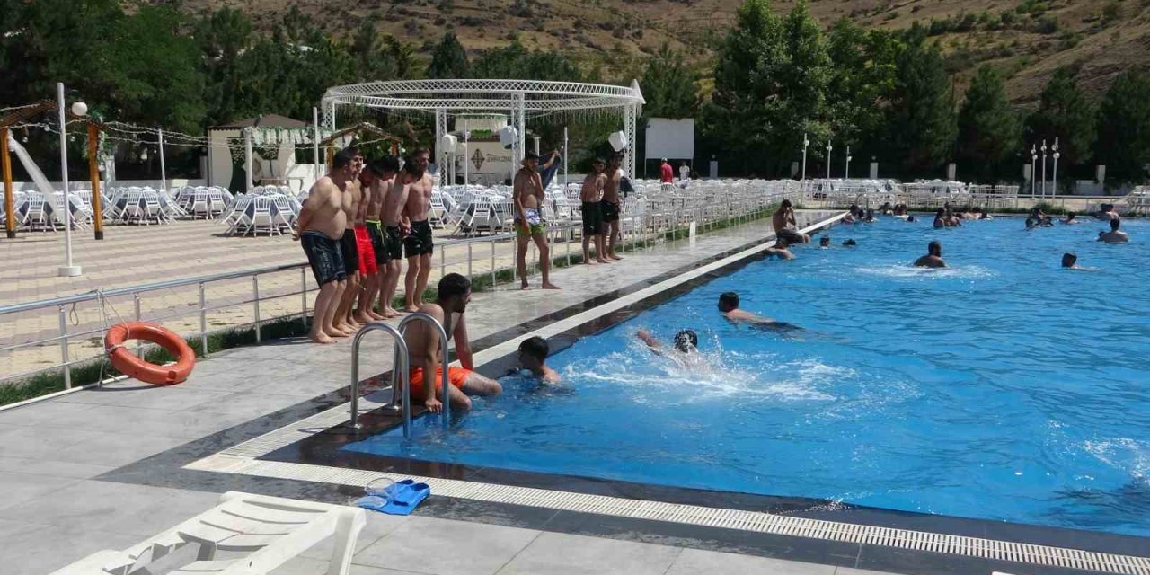 Malatya’da sıcak havalardan bunalan vatandaşlar havuzlara yöneldi