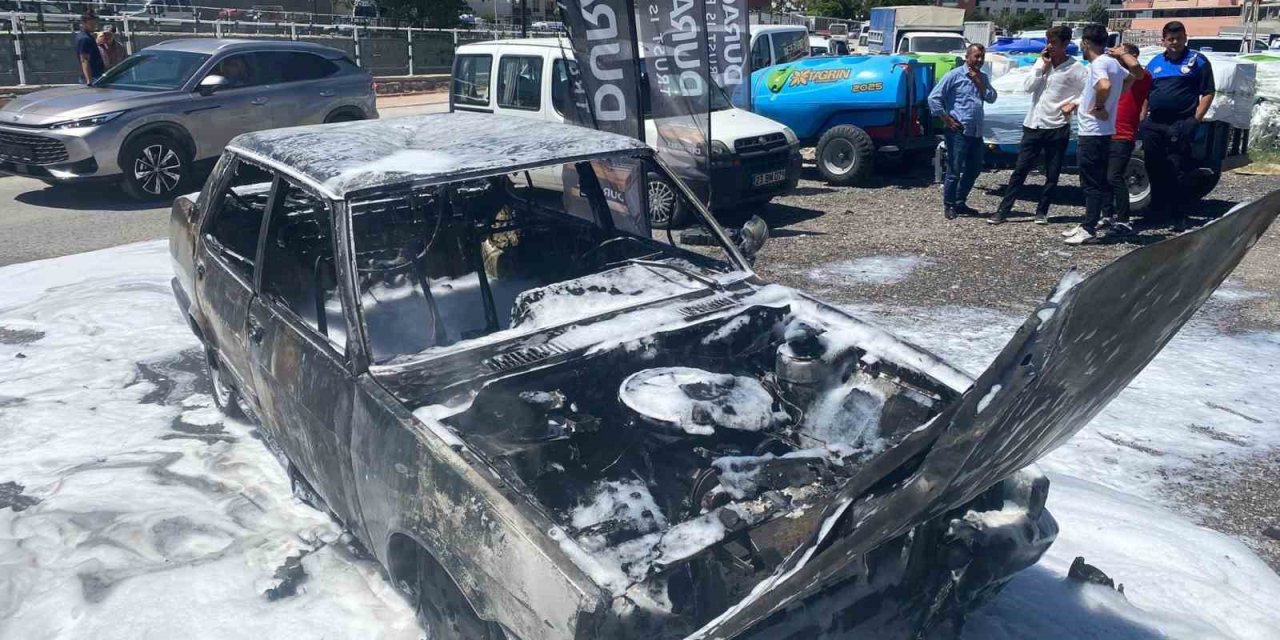 Park halindeki otomobil alev aldı