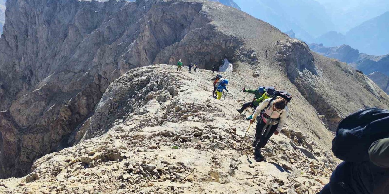 Dağcılardan Cilo Dağı’na zirve tırmanışı