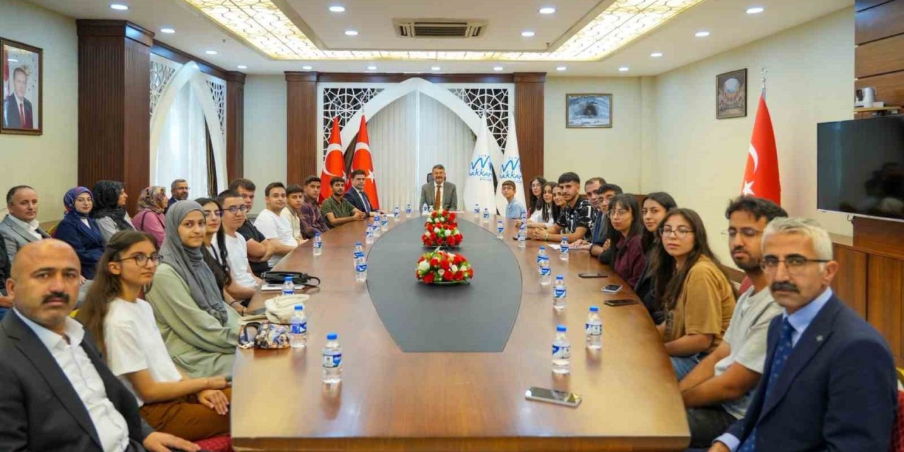 Vali Çelik başarılı öğrencileri kabul etti