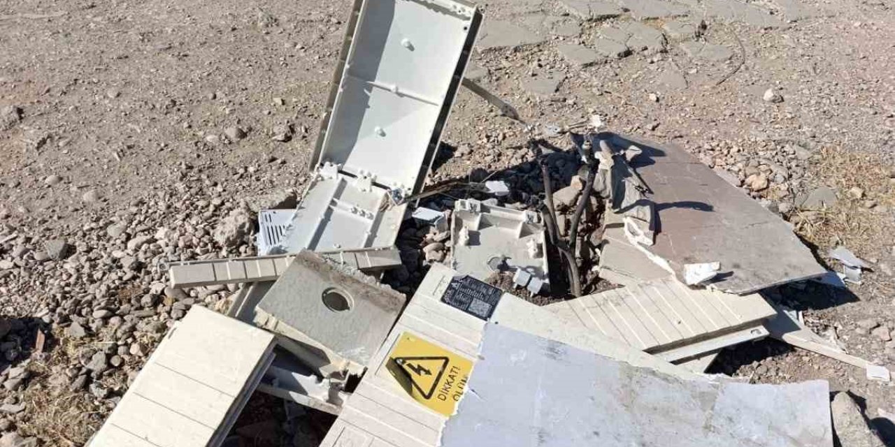 Parçalanan elektrik trafosu tehlike saçıyor