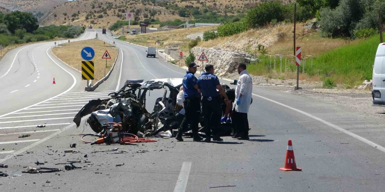 Malatya’da hafriyat kamyonu ile otomobil çarpıştı: 1 ölü, 2 yaralı