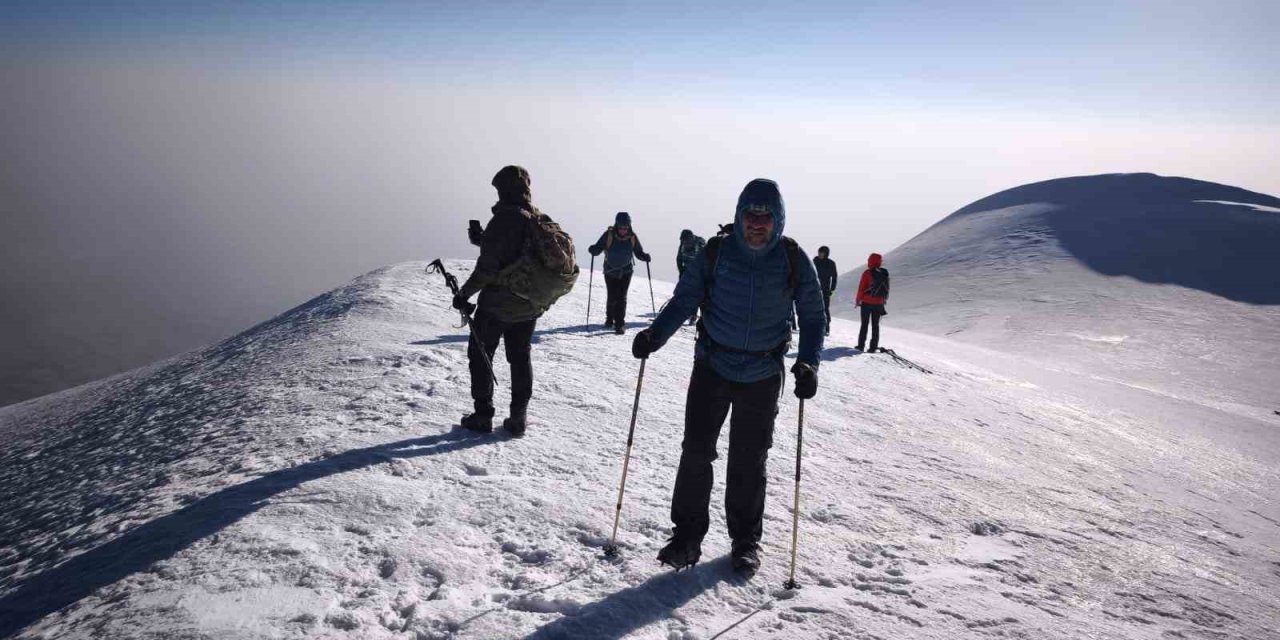 Ağrı Dağı’nda dondurucu soğukta zirve tırmanışı