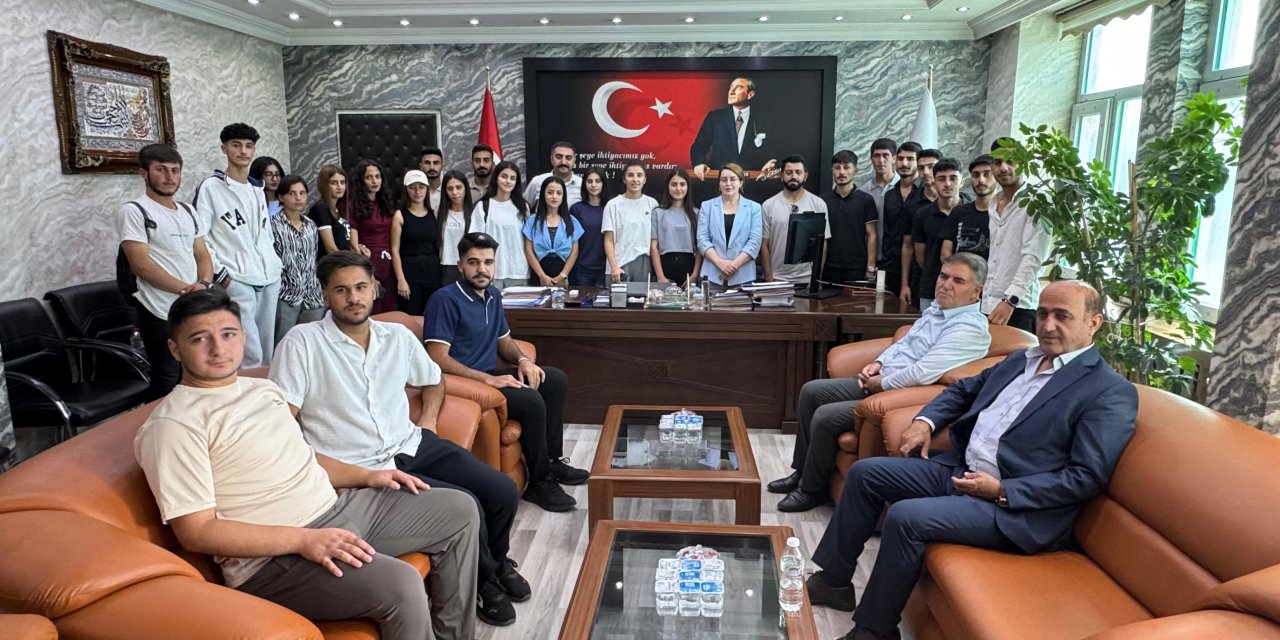 Yüksekova Belediyesi’nden BESYO sınavına girecek öğrencilere ulaşım desteği
