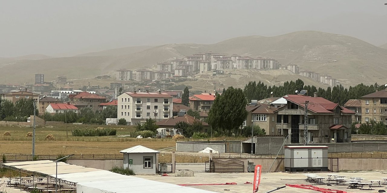Yüksekova’yı toz bulutu kapladı