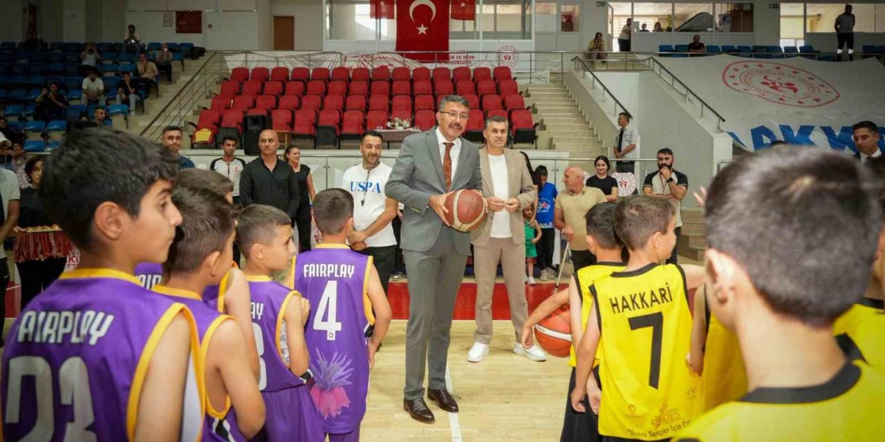 Potanın genç yıldızları madalyalarını Vali Çelik’ten aldı