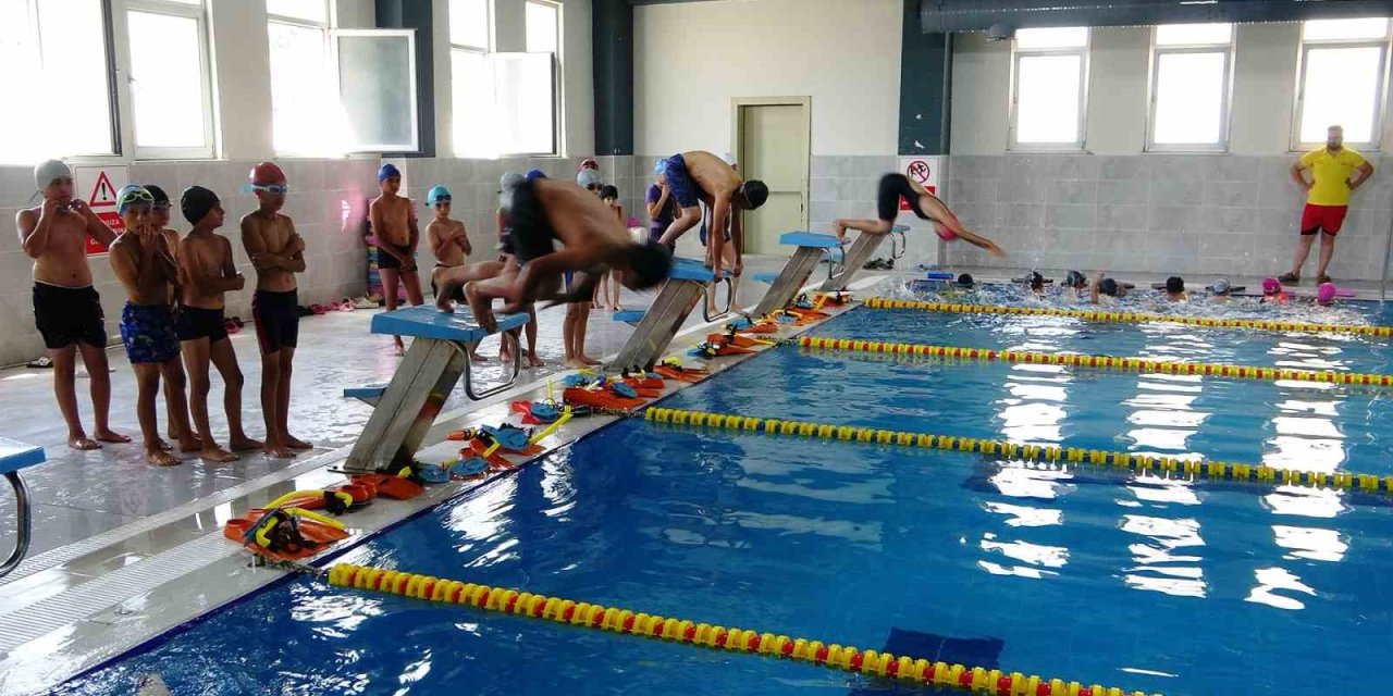 Van'da yüzme havuzu ile hem yarışmalara hazırlanıyorlar hem serinliyorlar