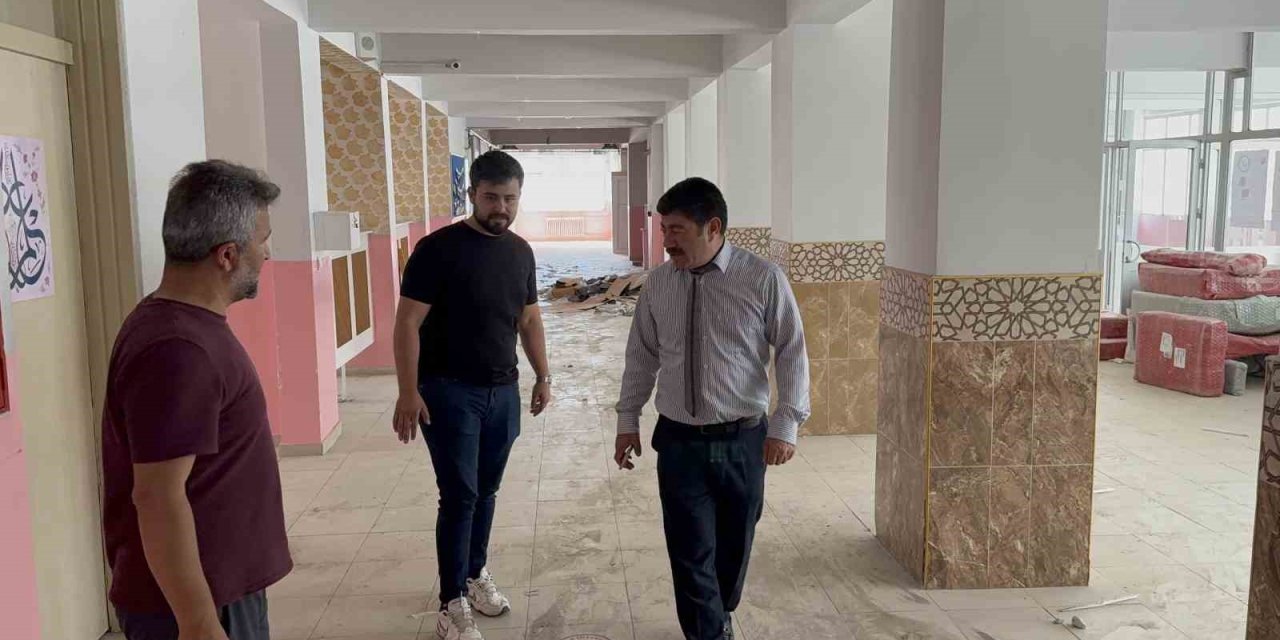 Bitlis'in Tatvan ilçesinde okullar yeni eğitim-öğretim yılına hazırlanıyor