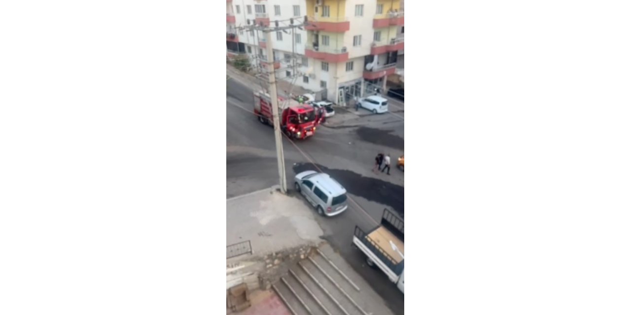 Mardin'in Midyat ilçesinde park halindeki otomobil alev aldı