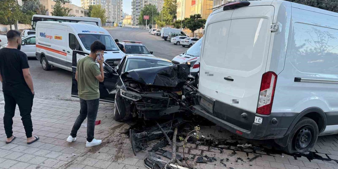 Batman’da otomobil ile minibüs çarpıştı: 1 kişi yaralandı