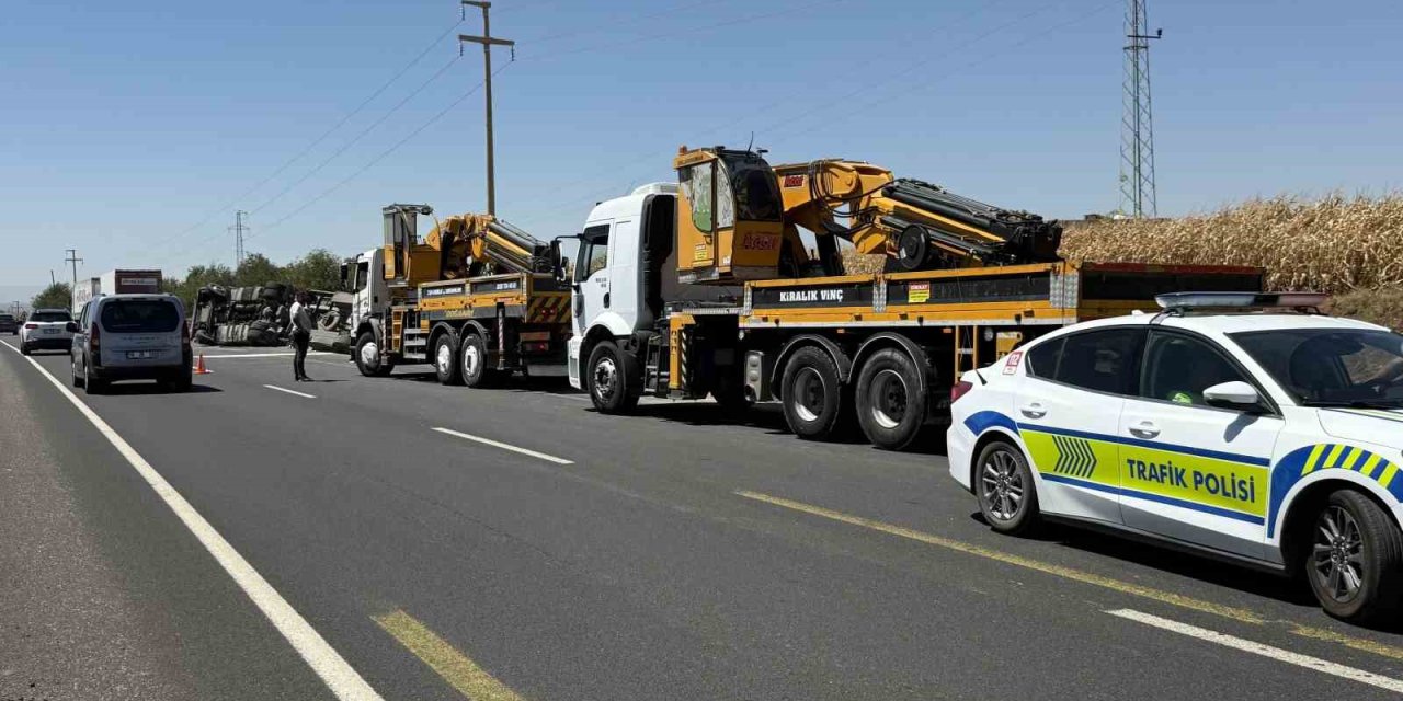 Diyarbakır'ın Bismil ilçesinde gübre yüklü tır yol kenarına devrildi