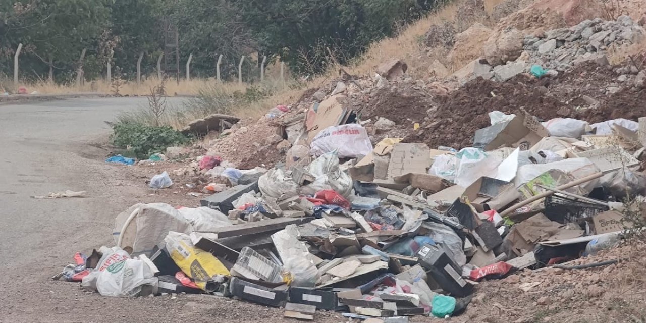 Gölbaşı’nda yol kenarına bırakılan çöpler çevre kirliliğine neden oluyor