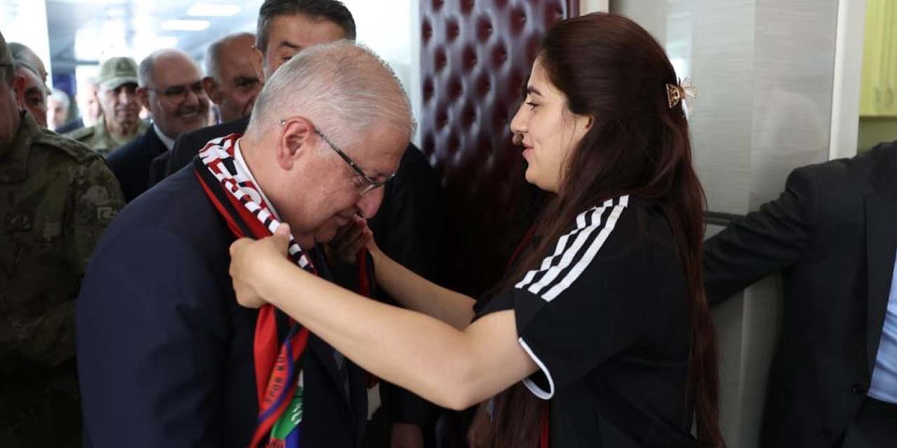 Milli Savunma Bakanı Güler, Yüksekova Kadın Futbol Takımı ile bir araya geldi