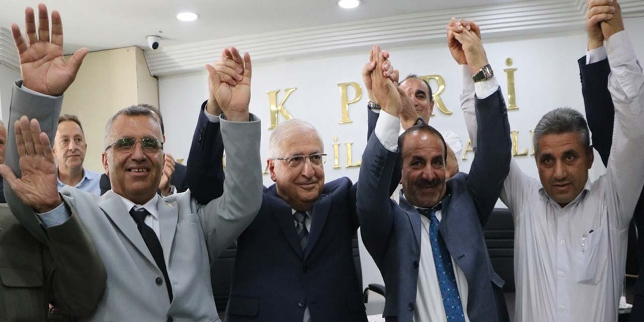 Bakan Güler'den Ak Parti'ye geçenlere rozet