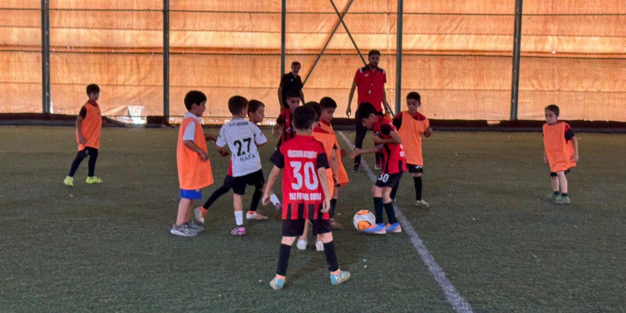 Yüksekova Belediyesi’nin yaz futbol kursu sürüyor