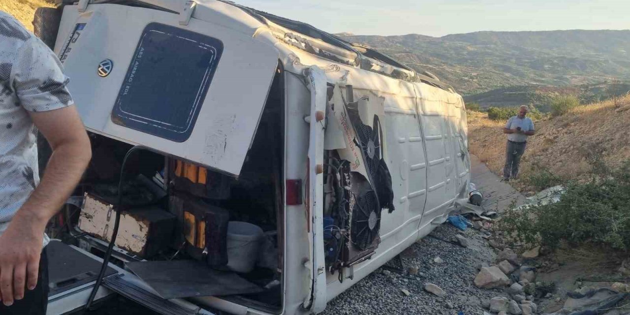 Tarım işçilerini taşıyan minibüs devrildi: 19 yaralı