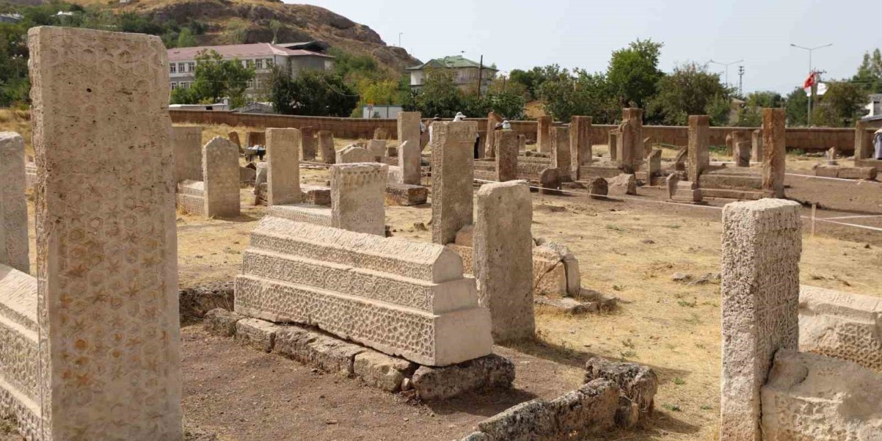 Van Valisi Balcı, Selçuklu Mezarlığı’ndaki çalışmaları inceledi