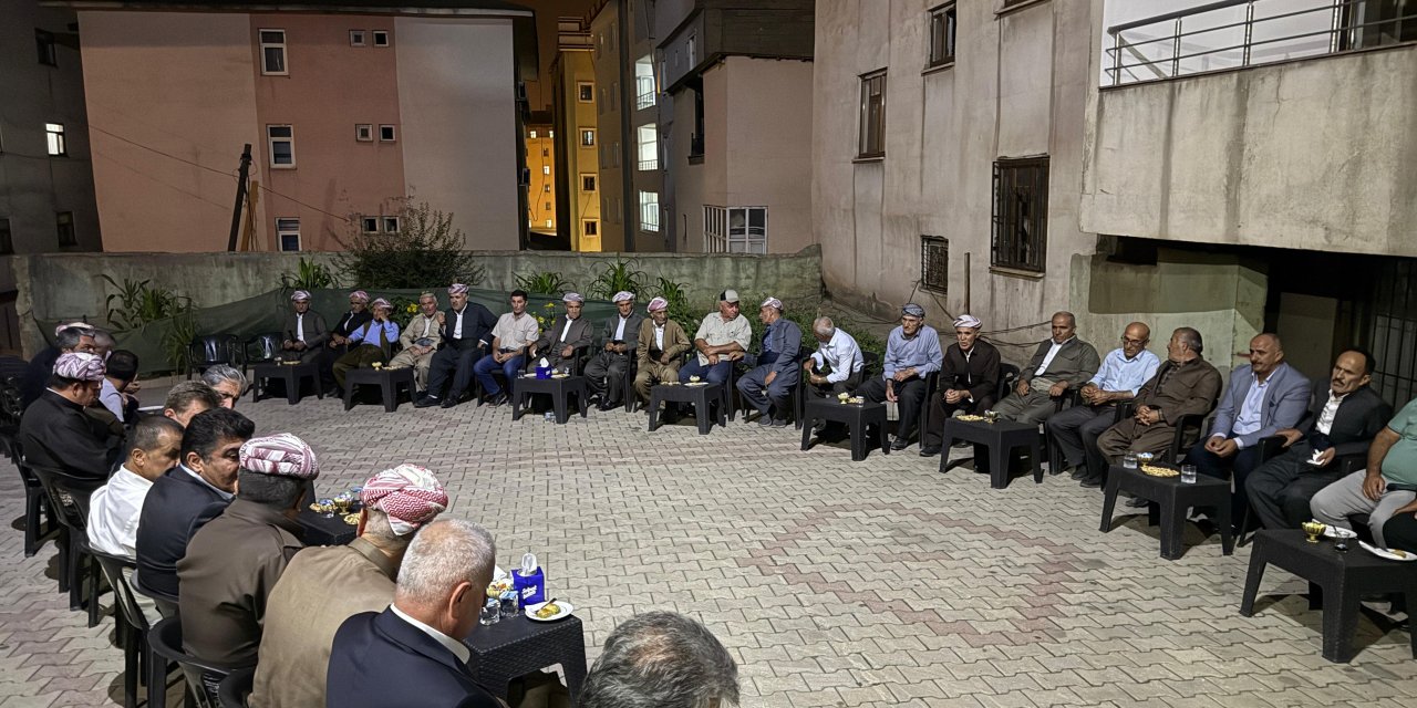 Sirvan Barzani ve Sabri Özel Şemdinli’de vatandaşlarla buluştu