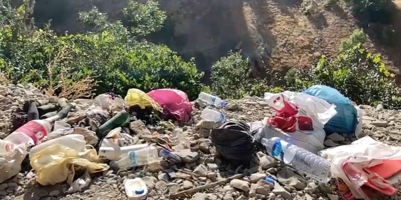 Doğaseverlerden piknikçilere tepki: Kaval Şelalesi’nde 13 torba çöp toplandı
