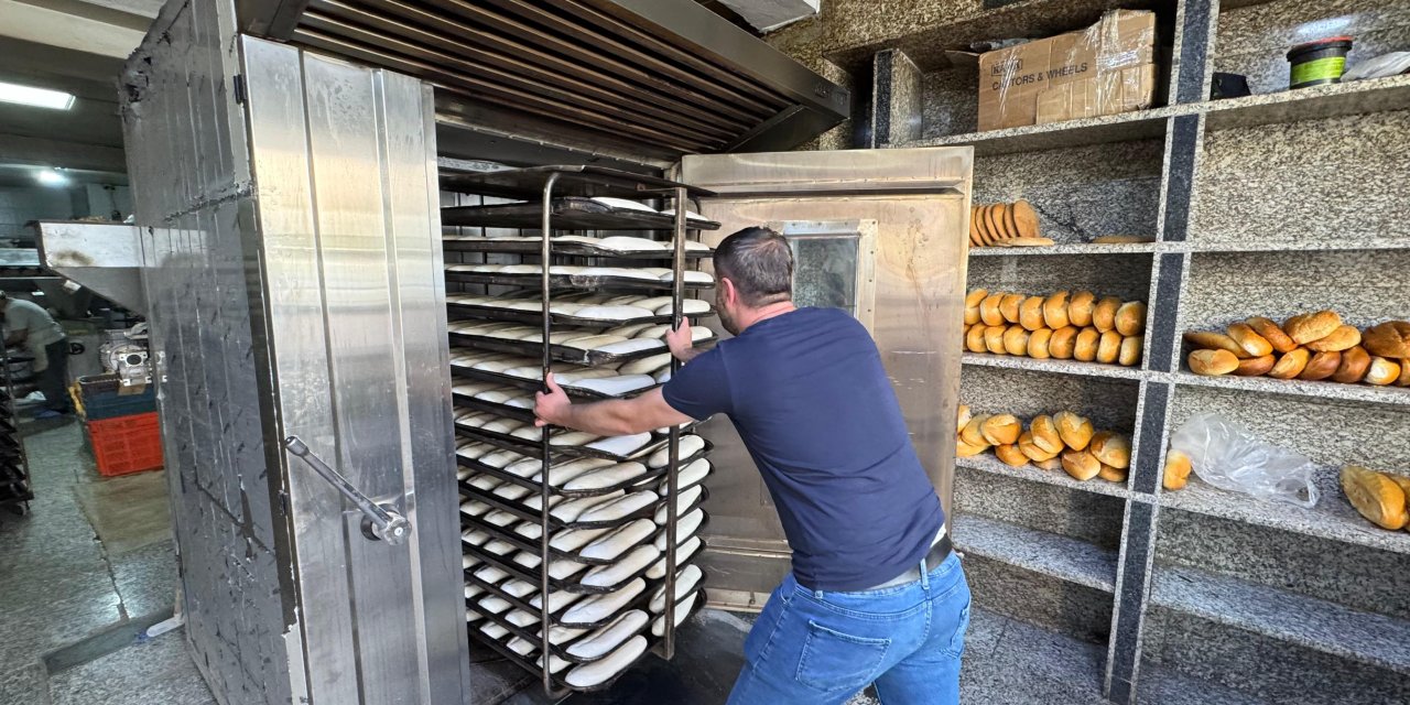 Yüksekova'da fırıncıların zorlu mesaisi sürüyor