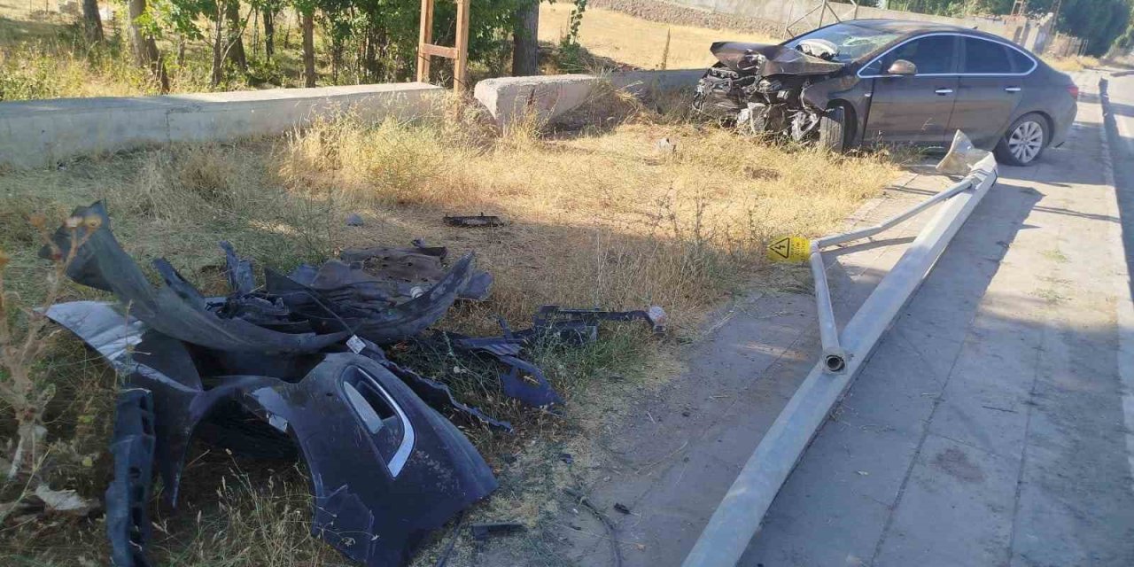 Malazgirt’te otomobil direğe çarptı: 1 kişi yaralandı