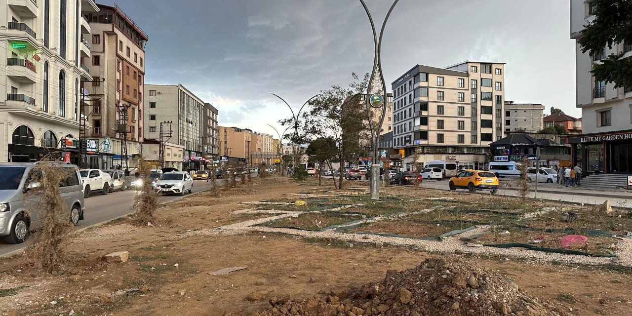 Yüksekova’da orta refüj tepkisi: “Tozdan, çamurdan esnaf iş yapamıyor”